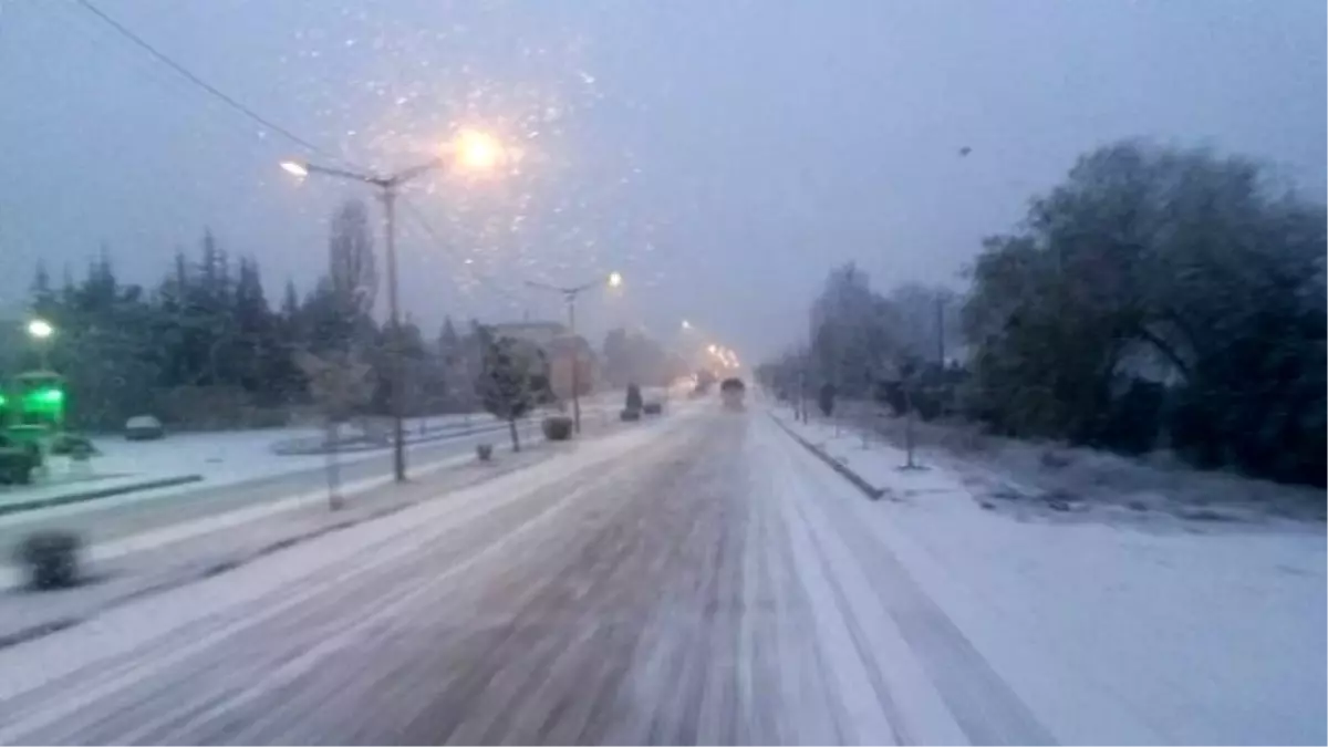 Eskişehir\'de Sabah Saatlerinde Görülen Kar Yağışı Sürücülere Zor Anlar Yaşattı