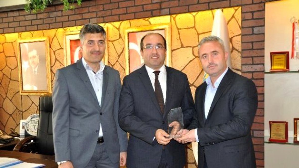 Hayrat İnsani Yardım Derneğin\'den Başkan Mustafa Çöl\'e Teşekkür Ziyareti