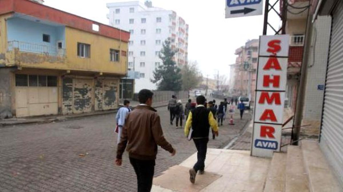 YDG-H\'li Teröristler İdil\'de Okul Bastı, Öğrencileri Sokağa Çıkardı