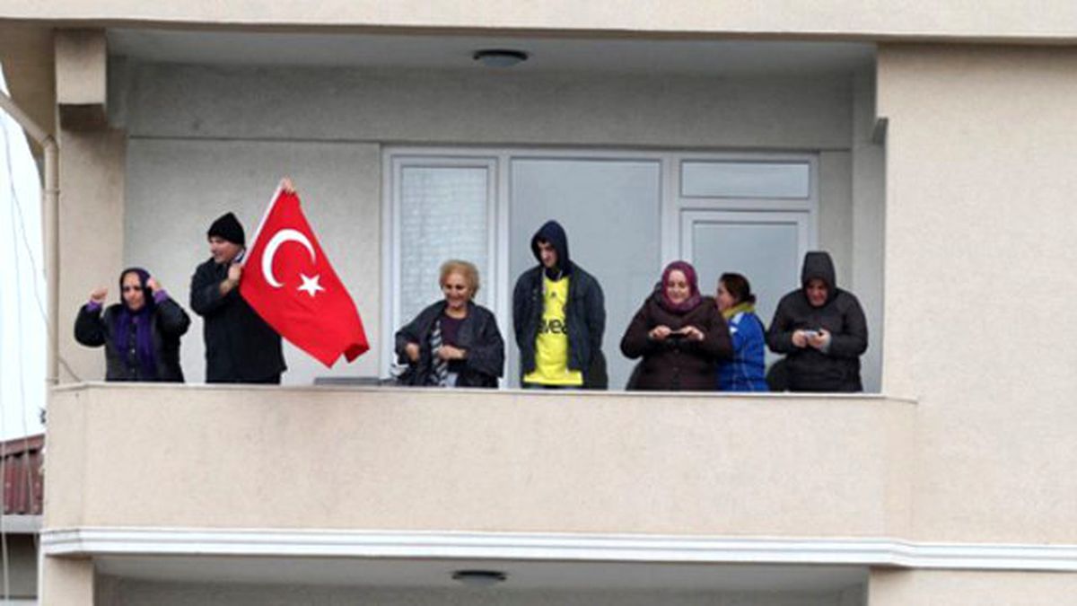 İmam, Tuzla-Fenerbahçe Maçını Cami Penceresinden Takip Etti