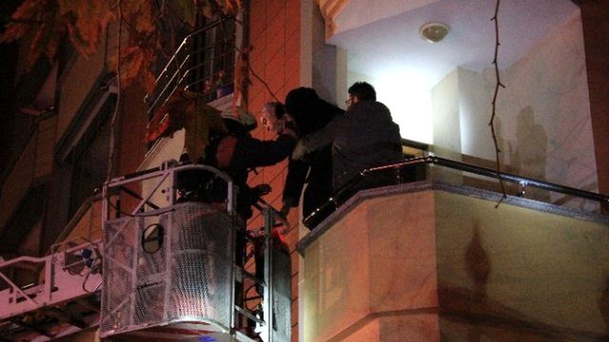 Kartal\'da Çıkan Yangında Mahsur Kalan Vatandaşları İtfaiye Kurtardı