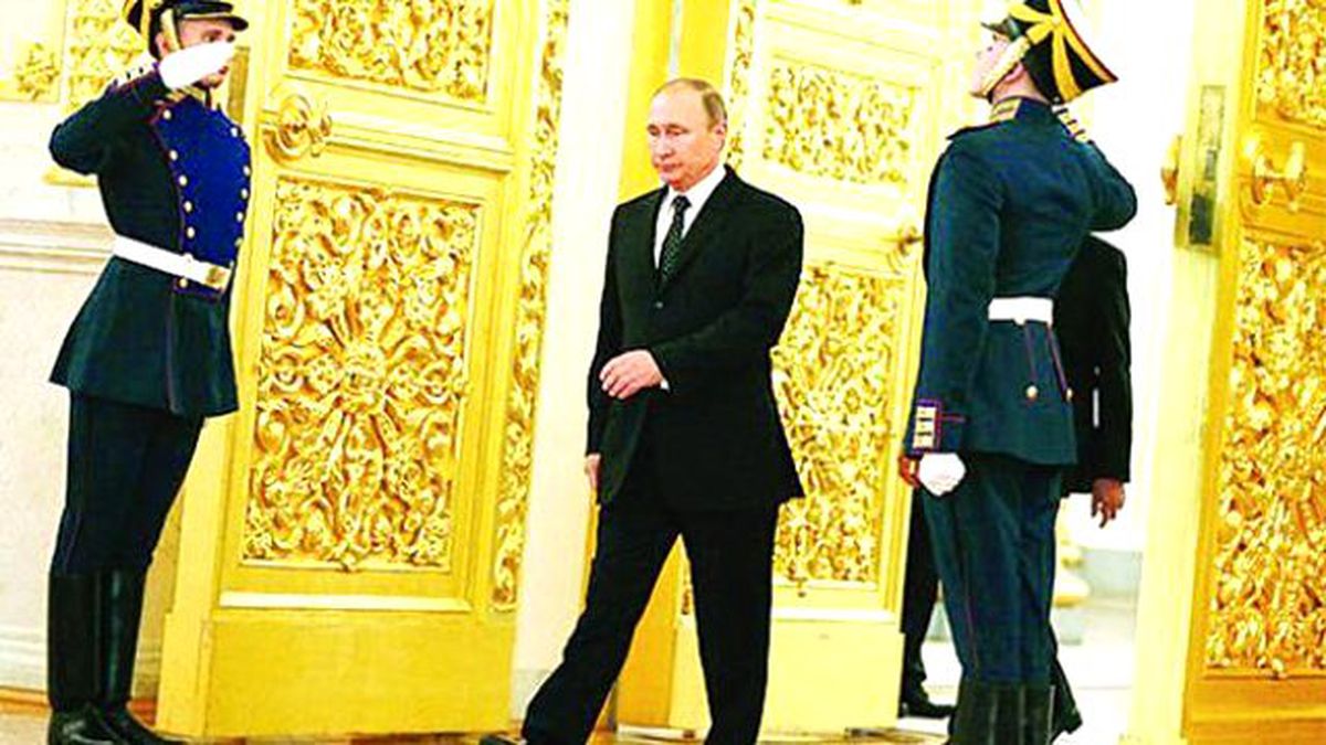 Putin, Sağ Kolunu Neden Oynatmıyor?