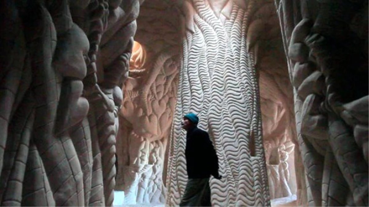 Yaşlı Sanatçı, 25 Yılını Bir Mağarada Geçirdi