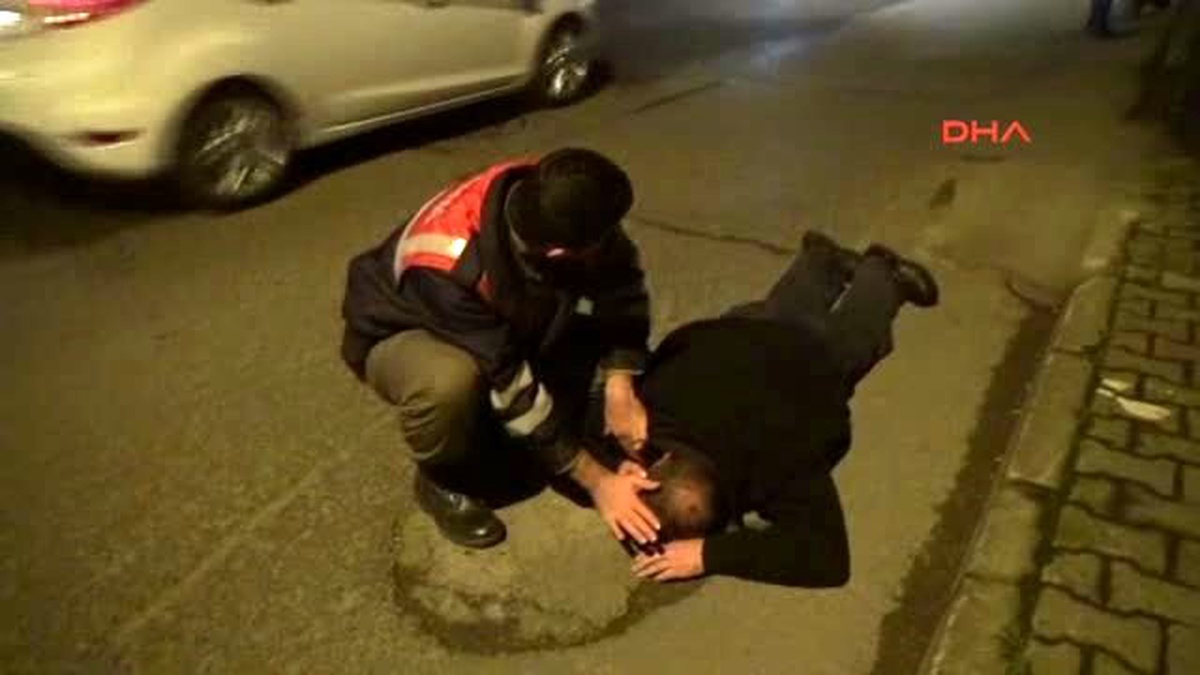 Zonguldak Jandarma Karakolunun Önünde Alkolden Sızan Kişi Hastaneye Kaldırıldı
