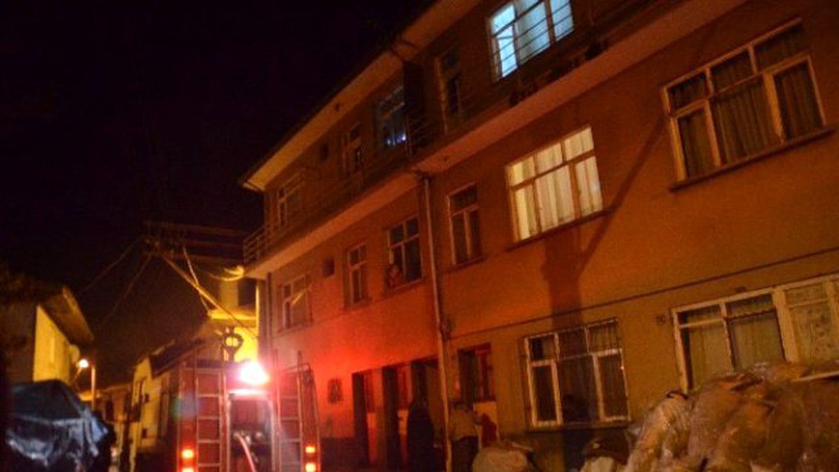 4 Katlı Binada Çıkan Yangın Panik Yaşattı