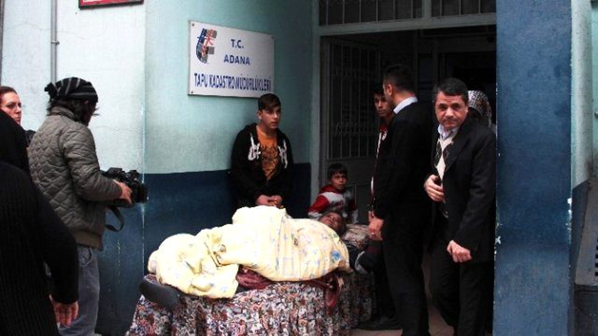 Arsa Satışı İçin Tapuya Sedirde Yorgan Döşekle Geldi