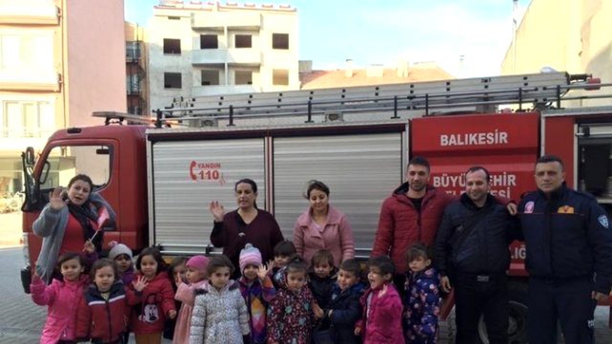 Burhaniye\'de Miniklere Yangın Tatbikatı