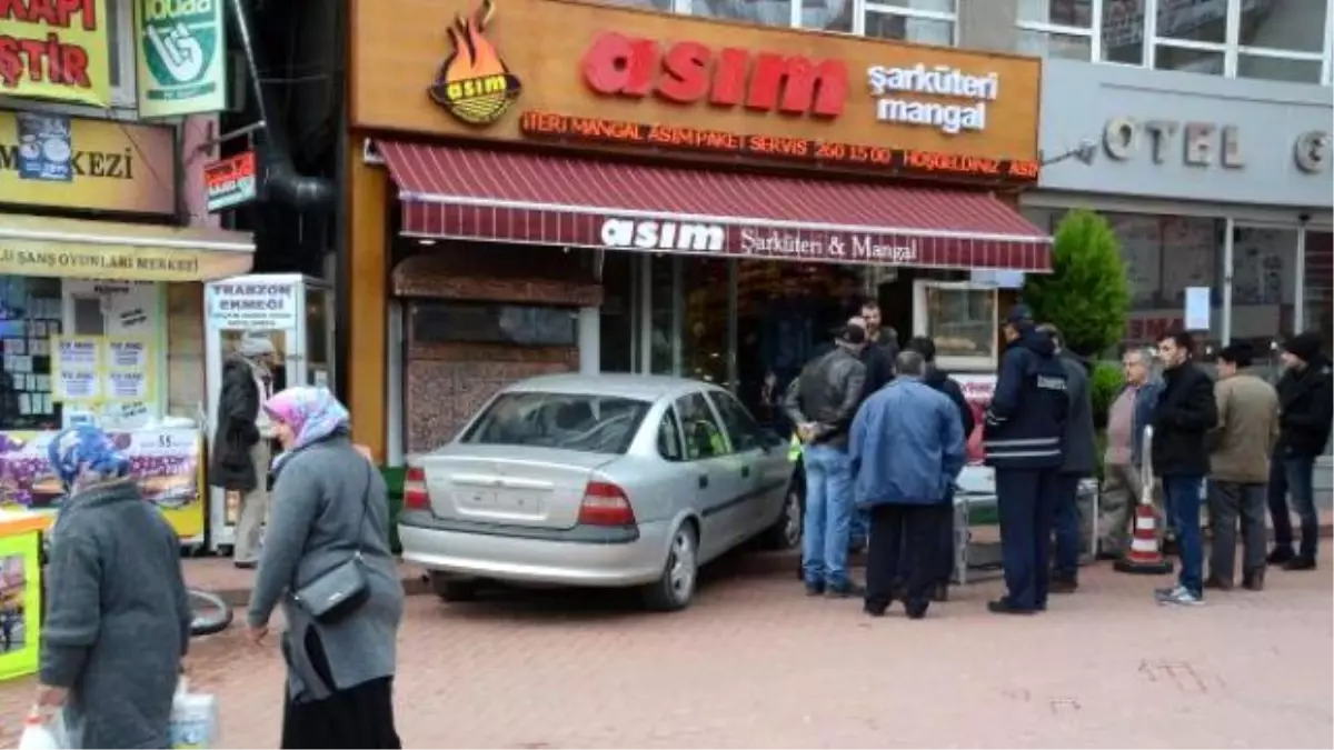 Cansız Mankeni Yaya Sanan Sürücü Şarküteri Dükkanına Girdi
