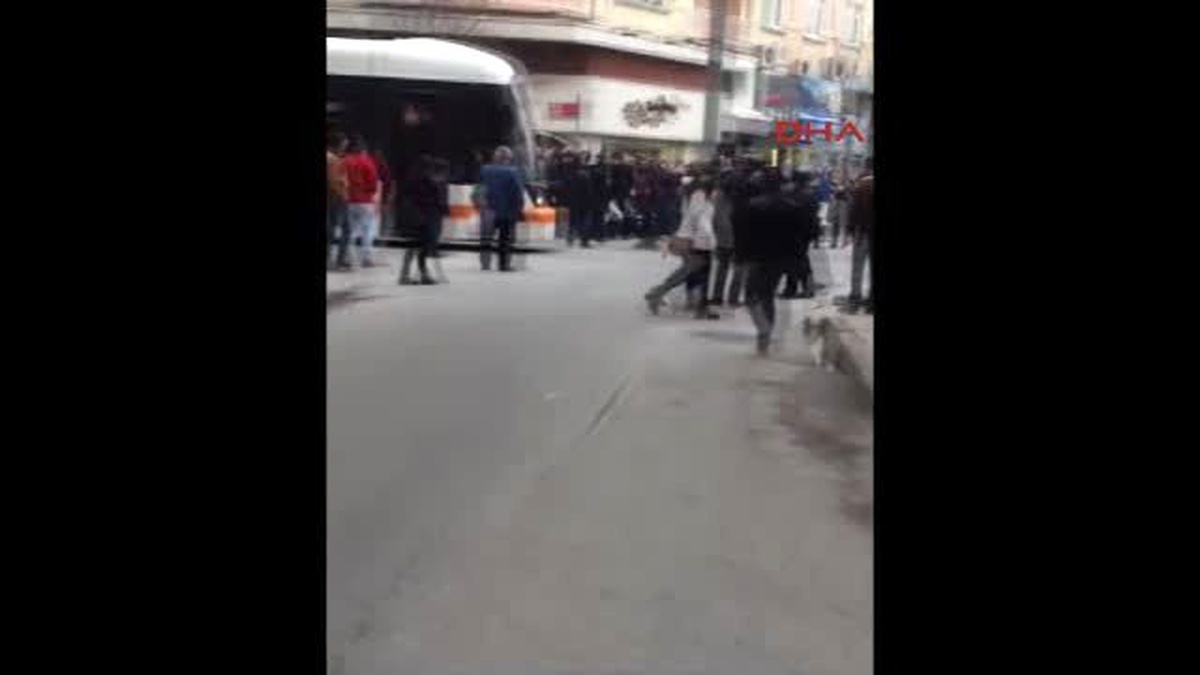 Eskişehir\'de Tramvay Yolunda Pankart Açan 5 Kişi Gözaltına Alındı