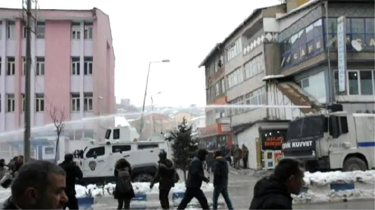 Hakkari\'de İzinsiz Yürüyüşe Müdahale: 2 Gözaltı