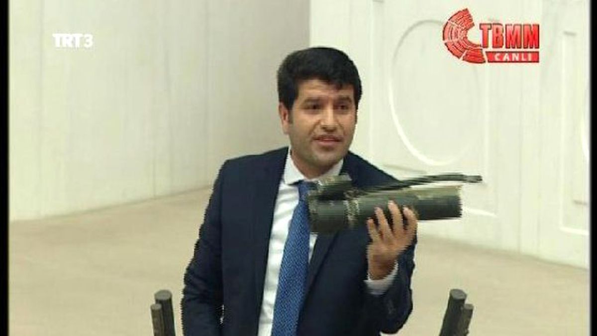 Hdp'li Mehmet Ali Aslan TBMM Kürsüsüne Mermi Bazuka ve Biber Gazı Fişekleri ile Çıktı