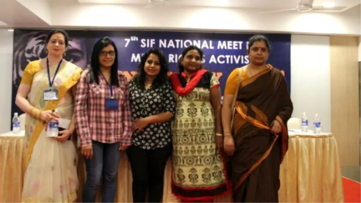 Hindistan\'da Kadınlar, Erkeklerin Hakları İçin Mücadele Ediyor