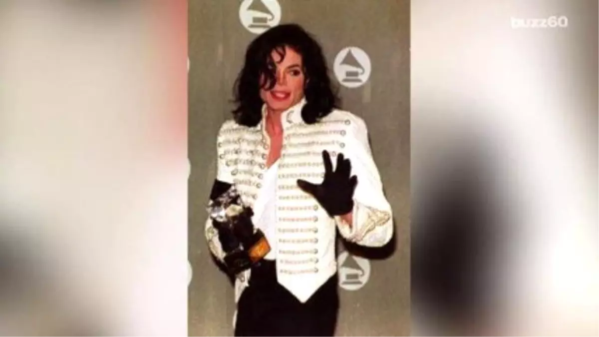 Michael Jackson\'s Thriller Makes History With 30 Million İn Sales