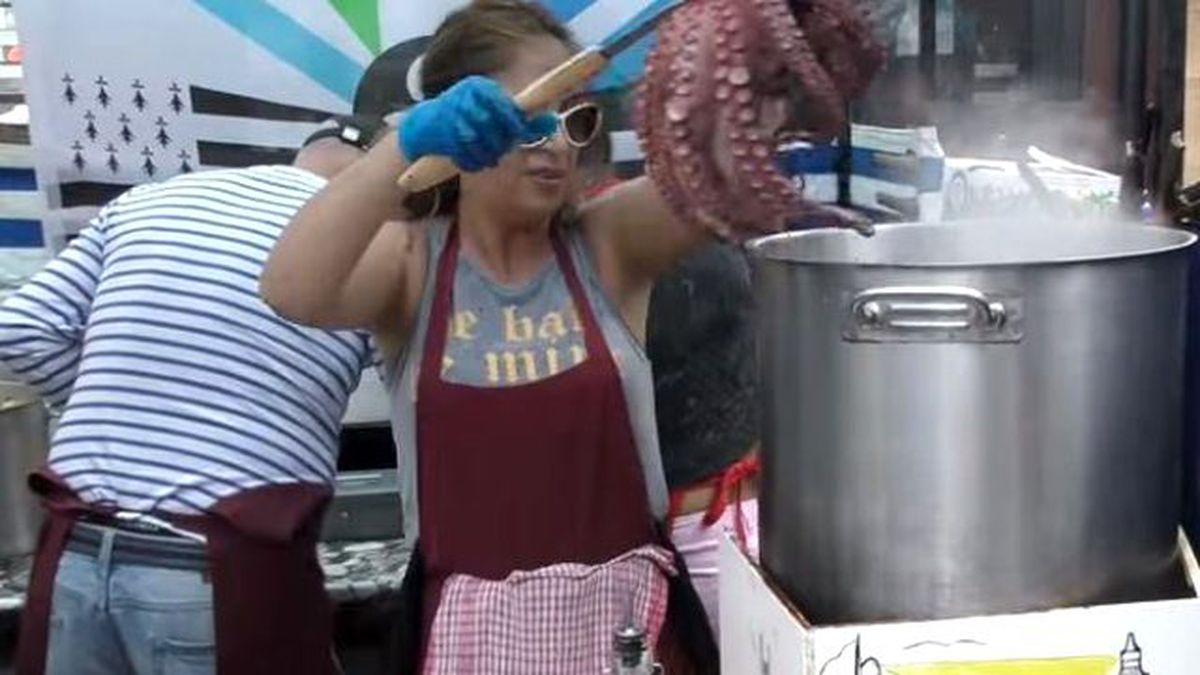 Mide Bulandıran Görüntü! Sokakta Ahtapot Haşladılar