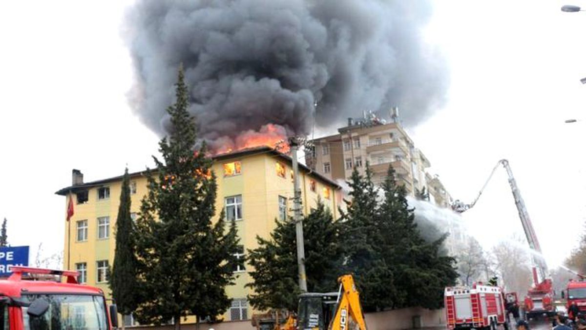 4 Katlı Öğrenci Yurdu Yangında Kül Oldu