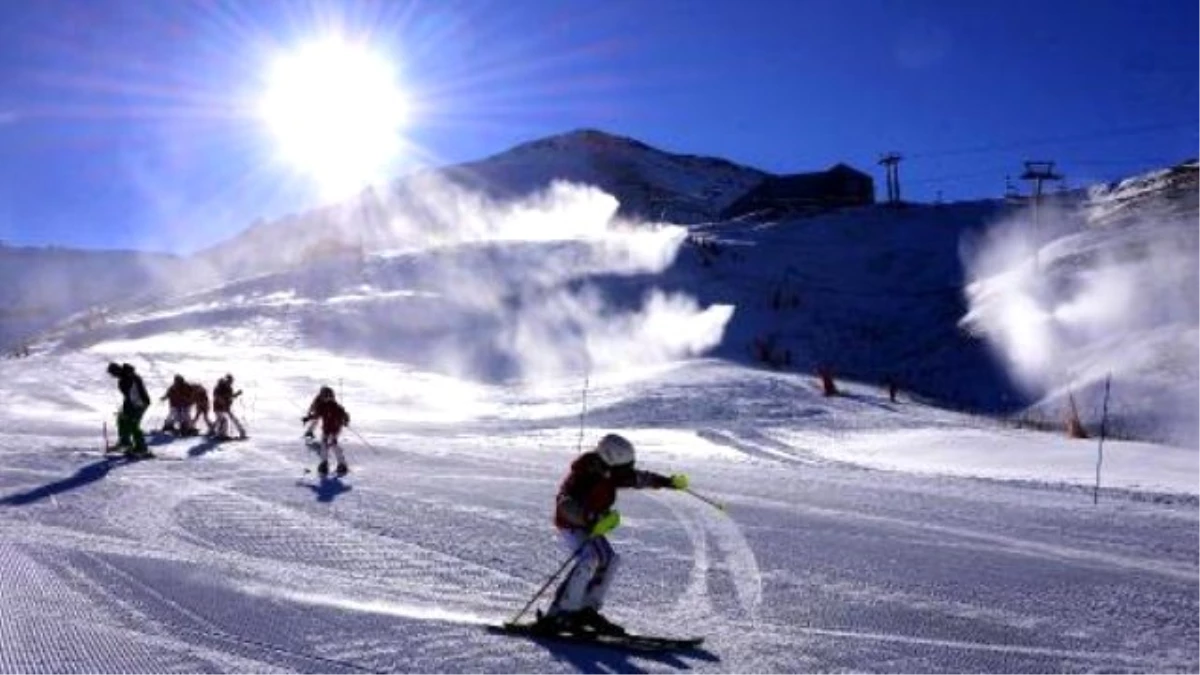 Palandöken\'de Suni Kar Yağışı Altında Kayak Keyfi