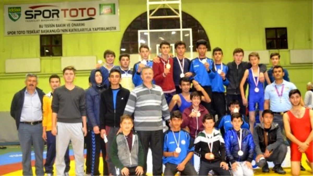 Pazarlar Anadolu Lisesi Güreş Takımı Yine Zirvede