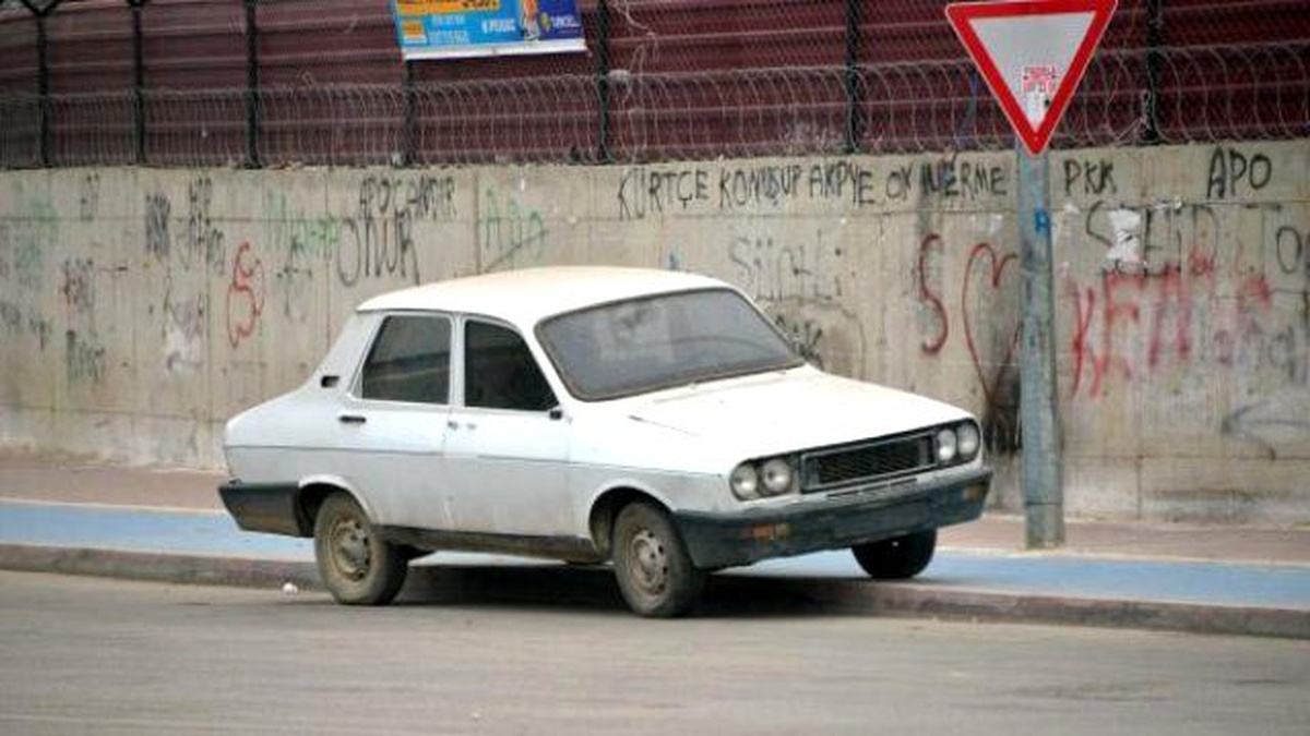 Plakasız \'Beyaz Toros\', Bomba Alarmına Neden Oldu