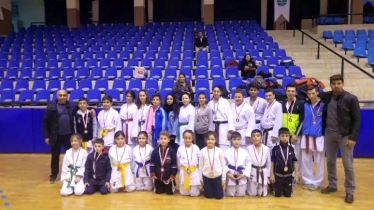 Söke\'ye Aydın Karate İl Şampiyonasından 23 Madalya