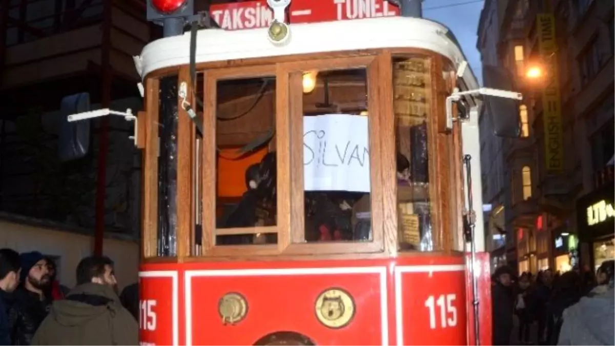 Taksim\'de Eylemciler Tramvayı İşgal Etti