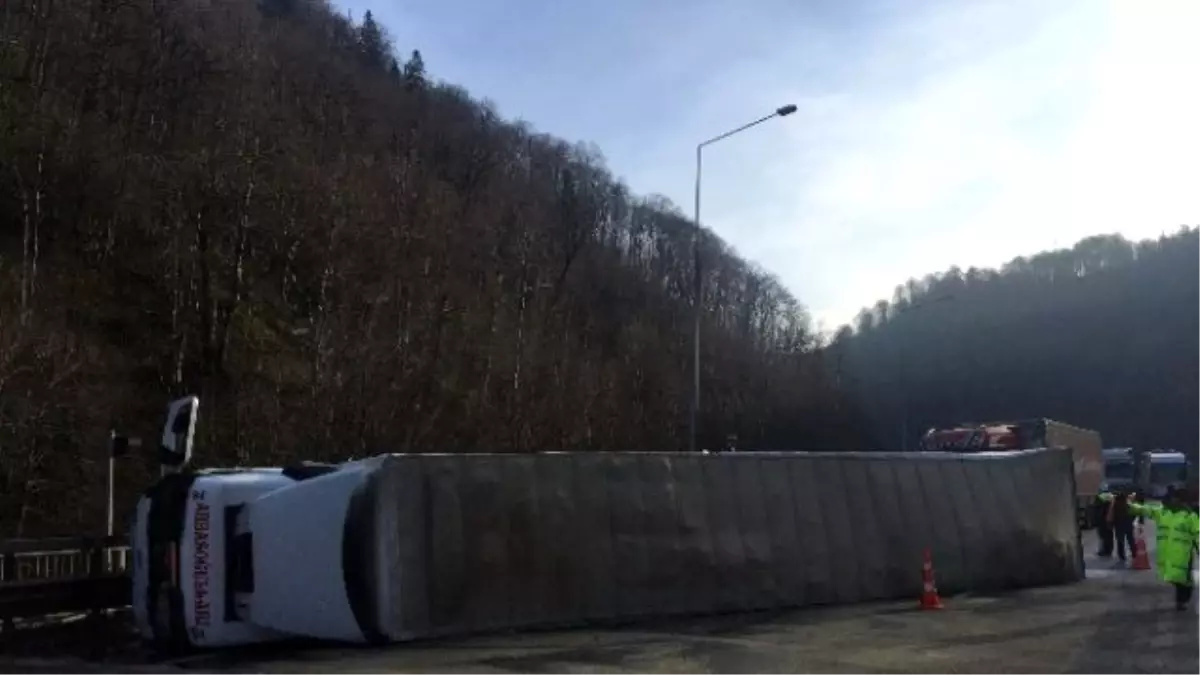 Tem Otoyolu Bolu Dağı Kesiminde Tır Devrildi: 3 Yaralı