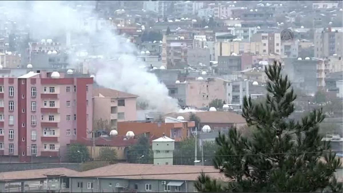 Teröristler İki Okulun Çatısını Ateşe Verdi