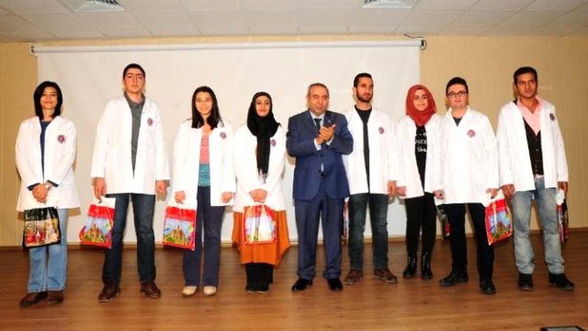 Tıp Fakültesi Öğrencilerine Önlük Giydirildi