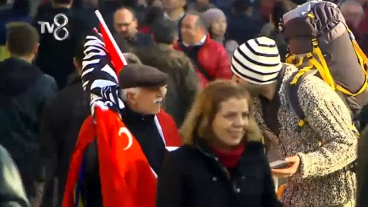 Türkiye\'de Yabancı Olmak! 3 Adam Halktan Yol Tarafı Almak İstedi...