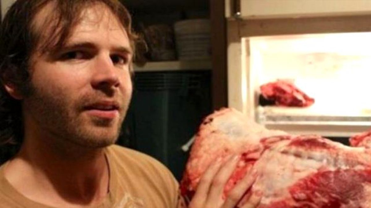Çılgın Adam 7 Yıldır Sadece Çiğ Et ile Besleniyor!