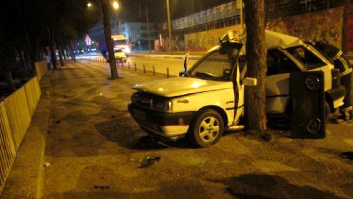 Ağaca Çarpan Otomobilin Sürücüsü Öldü