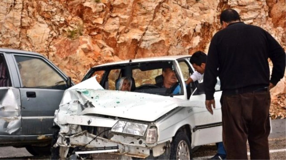 Antalya\'da İki Otomobil Çarpıştı: 2 Yaralı