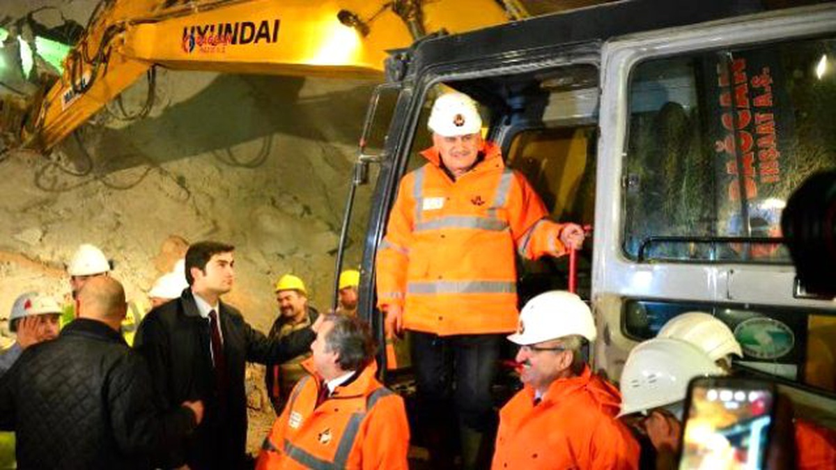 Bakan Yıldırım Tünel Açarken İş Makinesi Aniden Hareketlenince Panik Çıktı