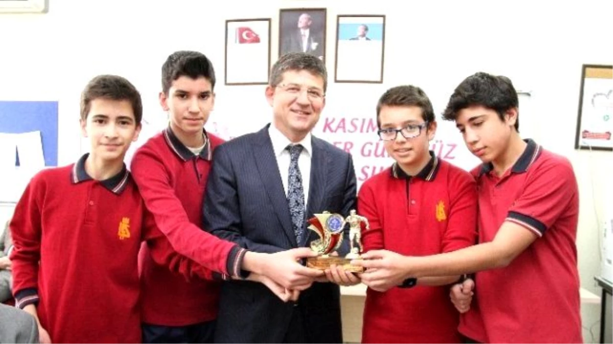 Başkan Subaşıoğlu\'na Öğrencilerden Ödül