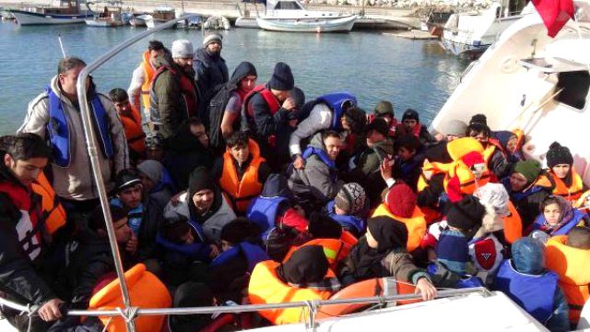 Botu Su Alan Kaçakların İmdadına Sahil Güvenlik Yetişti