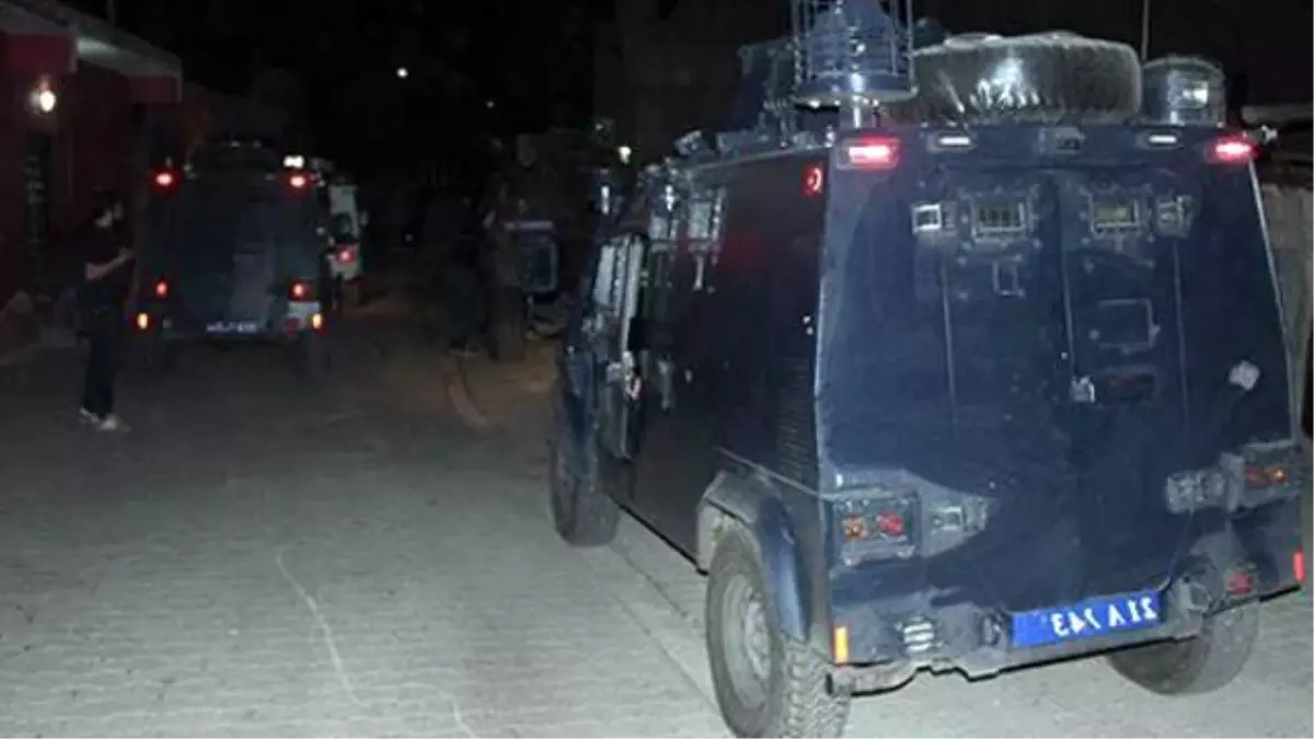 Diyarbakır'da Polis Aracına Ateş Açıldı: 1 Polis Yaralı