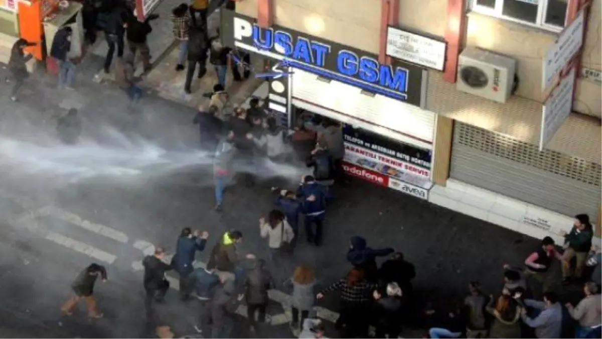 Diyarbakır\'da Sur\'a Yürümek İsteyen Gruba Polis Müdahalesi