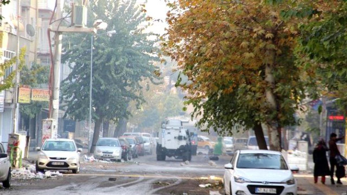 Diyarbakır\'da \'Sur\' Gerginliği! 2\'si Rusya Uyruklu Çok Sayıda Gözaltı Var
