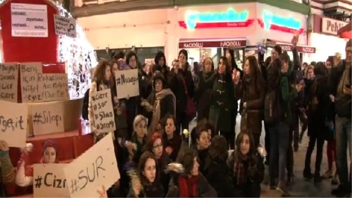 Kadınlar \'Barış\' İçin Oturma Eylemi Yaptı