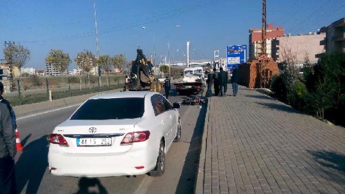 Kahta\'da Motosiklet Otomobile Çarptı: 2 Yaralı