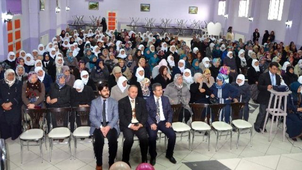 Kur\'an Kursu Öğrencilerine Taç Takma Merasimi