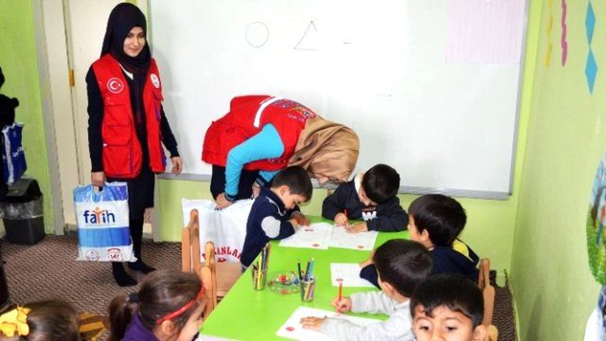 Muş\'ta \'İyilik Ağacı\' Projesiyle Köy Okuluna Yardım