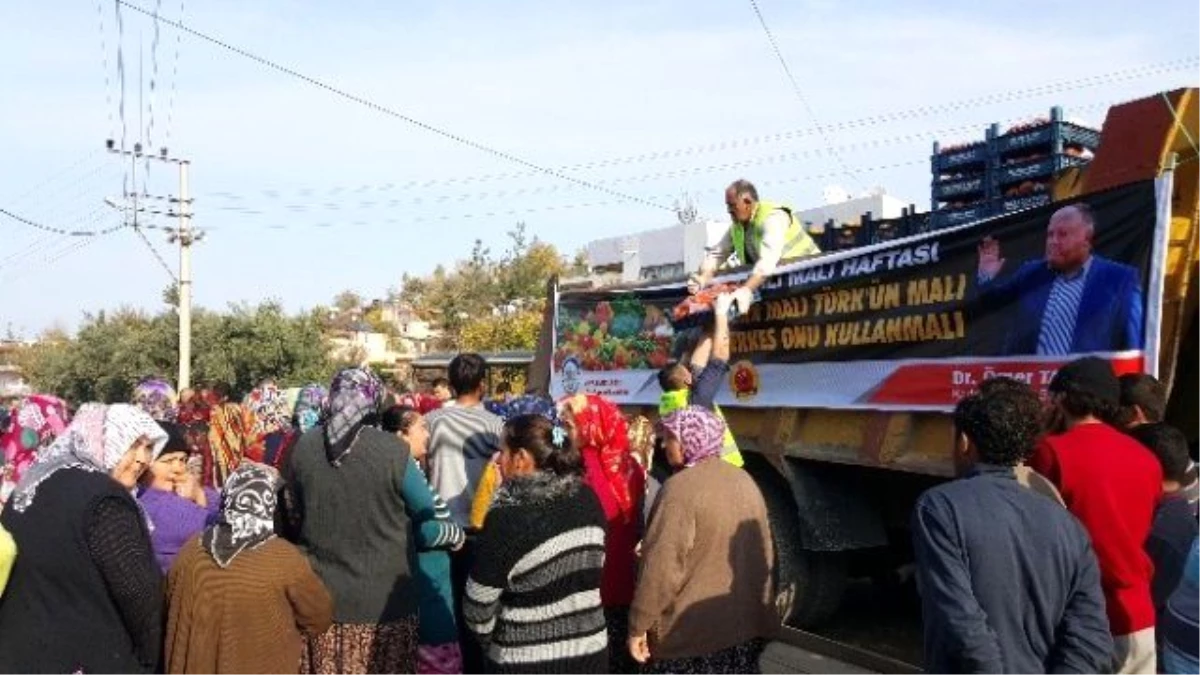 Osmaniye\'de Rusya\'yı Protesto İçin 20 Ton Sebze Meyve Dağıtıldı