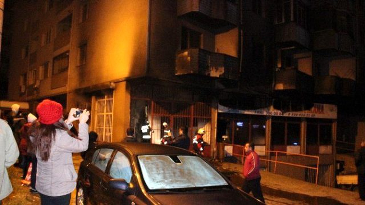 Oto Yıkamacıda Yangın Çıktı, Evler Boşaltıldı