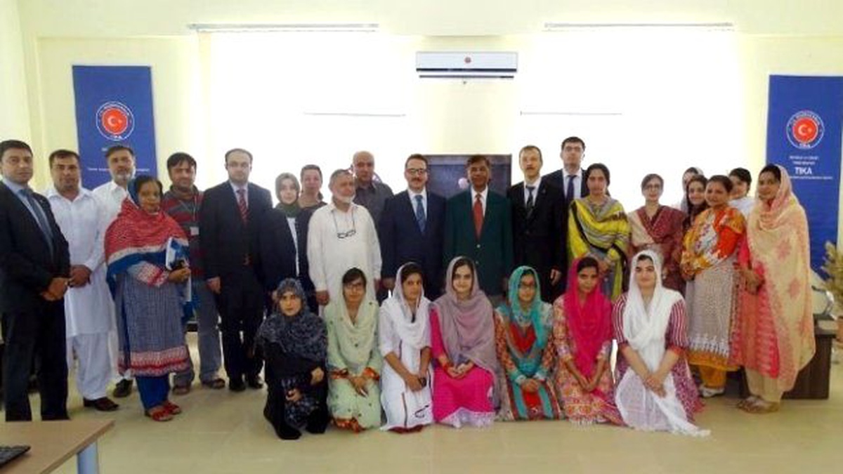 Pakistanlı Üniversite Öğrencilerine Bilgisayar Laboratuvarı