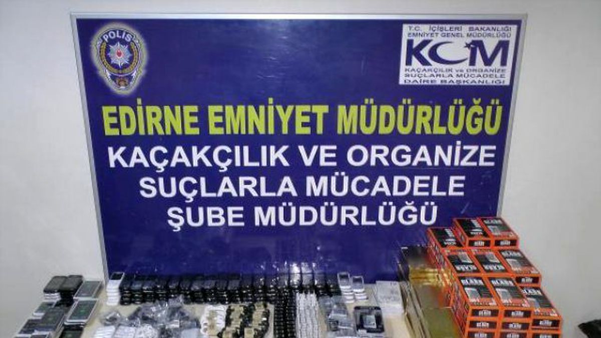 Polisin Durdurduğu Araçta Kaçak Cep Telefonu ve Aparatları Ele Geçti