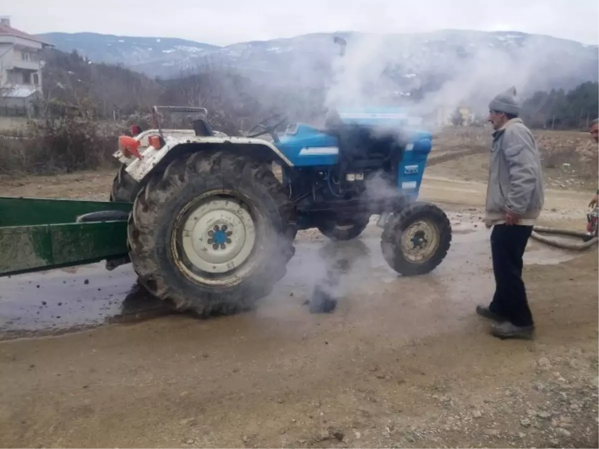 Seyir Halindeki Traktör Alev Aldı