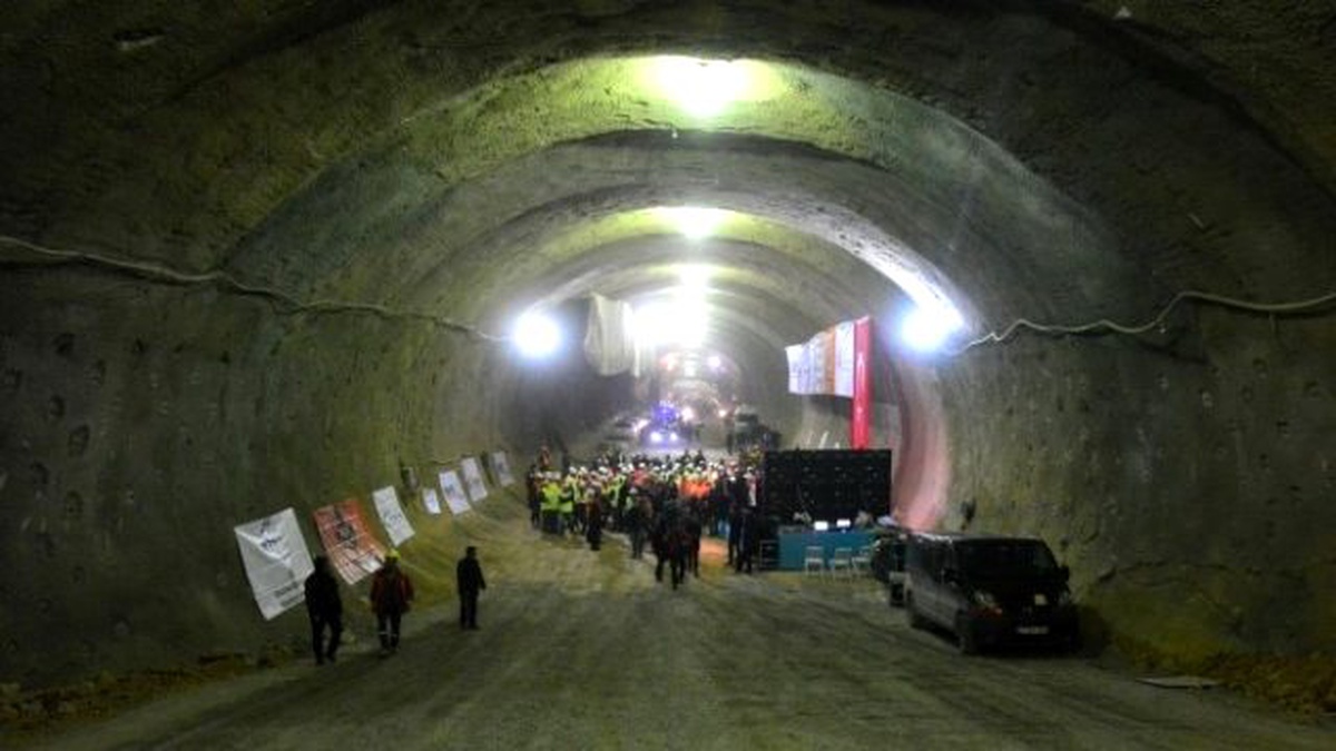 Bin 250 Metrelik Selçukgazi Tüneli\'nde İlk Işık Göründü