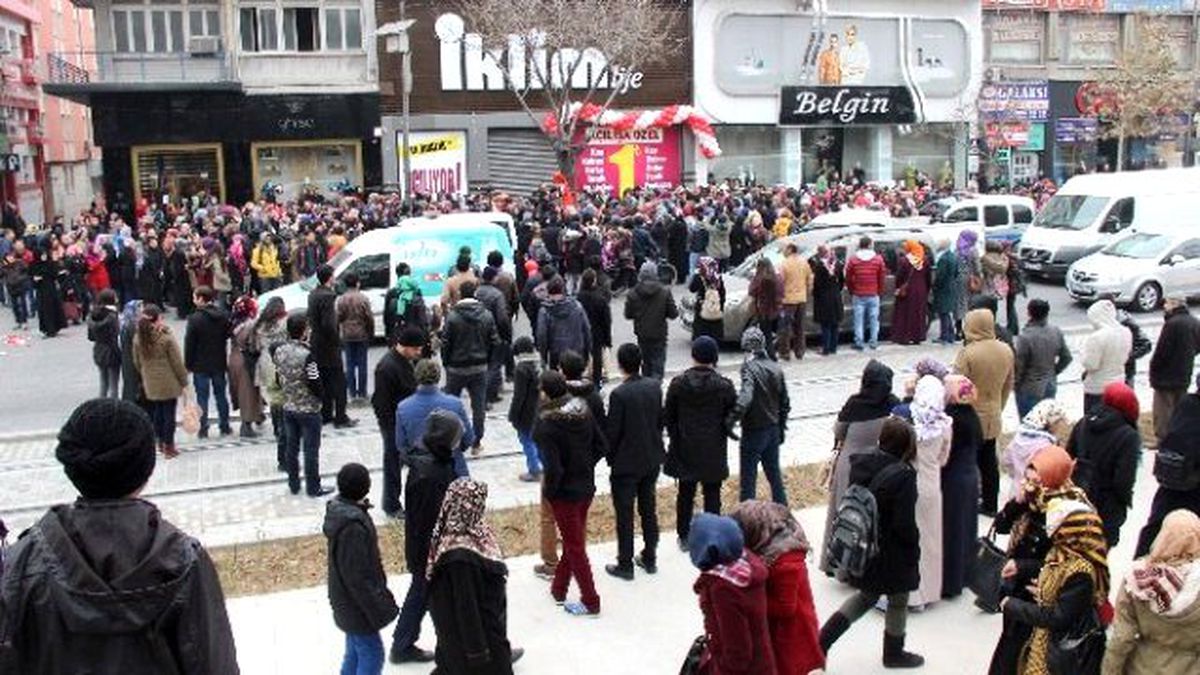 Konya'da 1 Liralık Ürün İzdihamı
