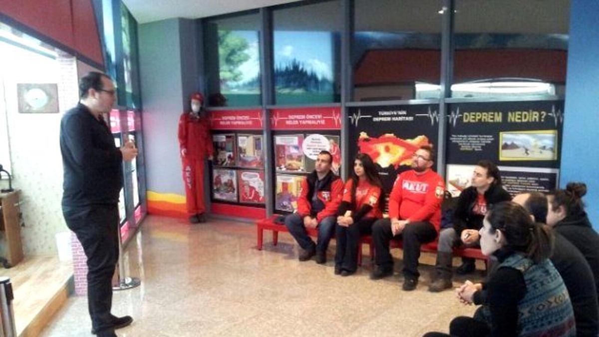 Akut\'tan Bilim Merkezi Çalışanlarına Deprem ve Yangın Eğitimi