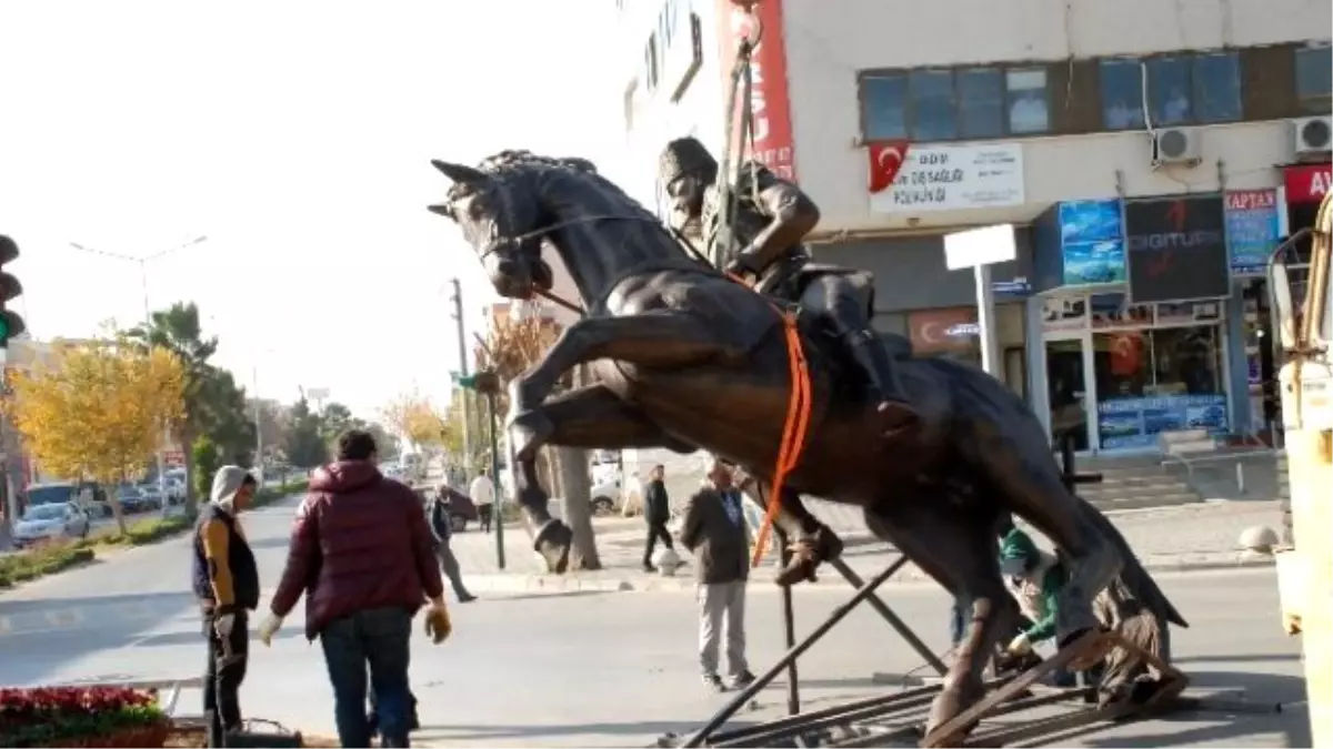 Didim\'de Yeni Atatürk Heykeli Yerini Aldı